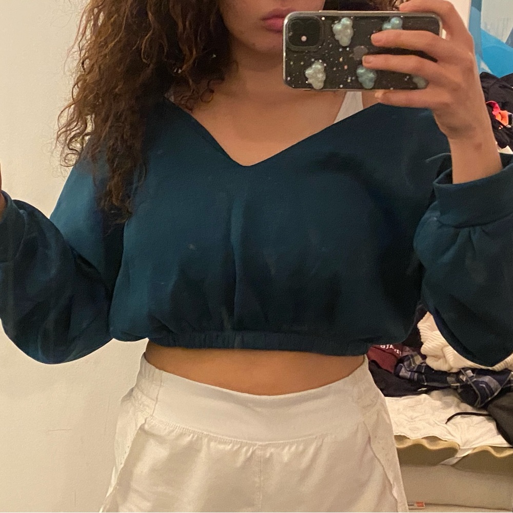 Copped shoulderless sweater